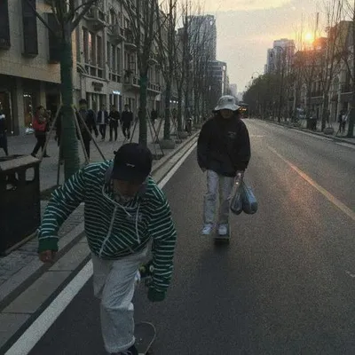 黃昏街頭的滑板少年